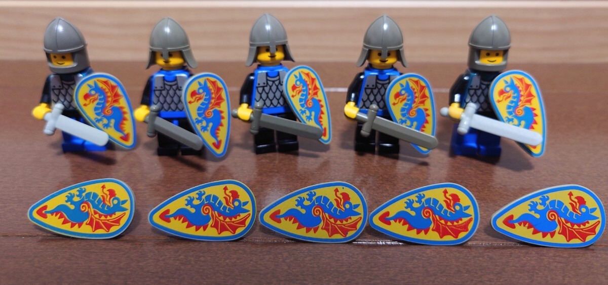 レゴ LEGO お城シリーズ 青チェーンメイル兵士 盾 剣等たくさん_画像2