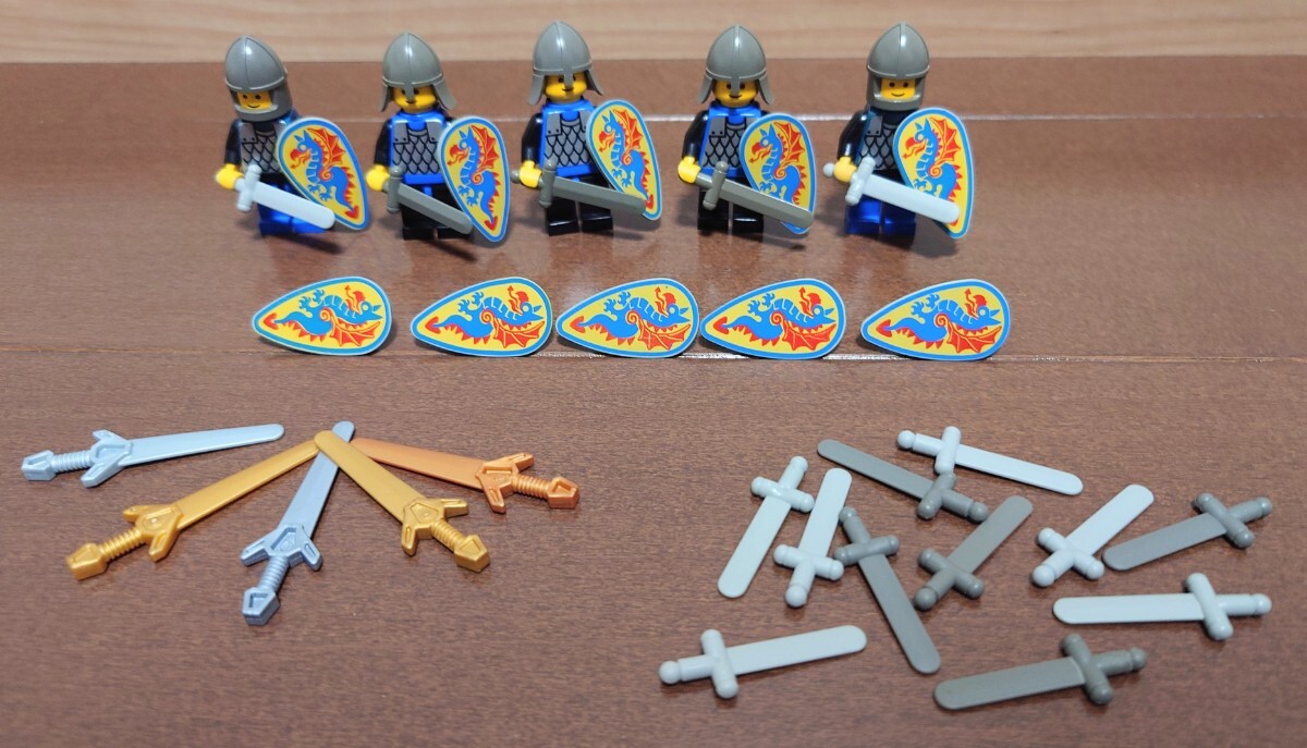 レゴ LEGO お城シリーズ 青チェーンメイル兵士 盾 剣等たくさん_画像1
