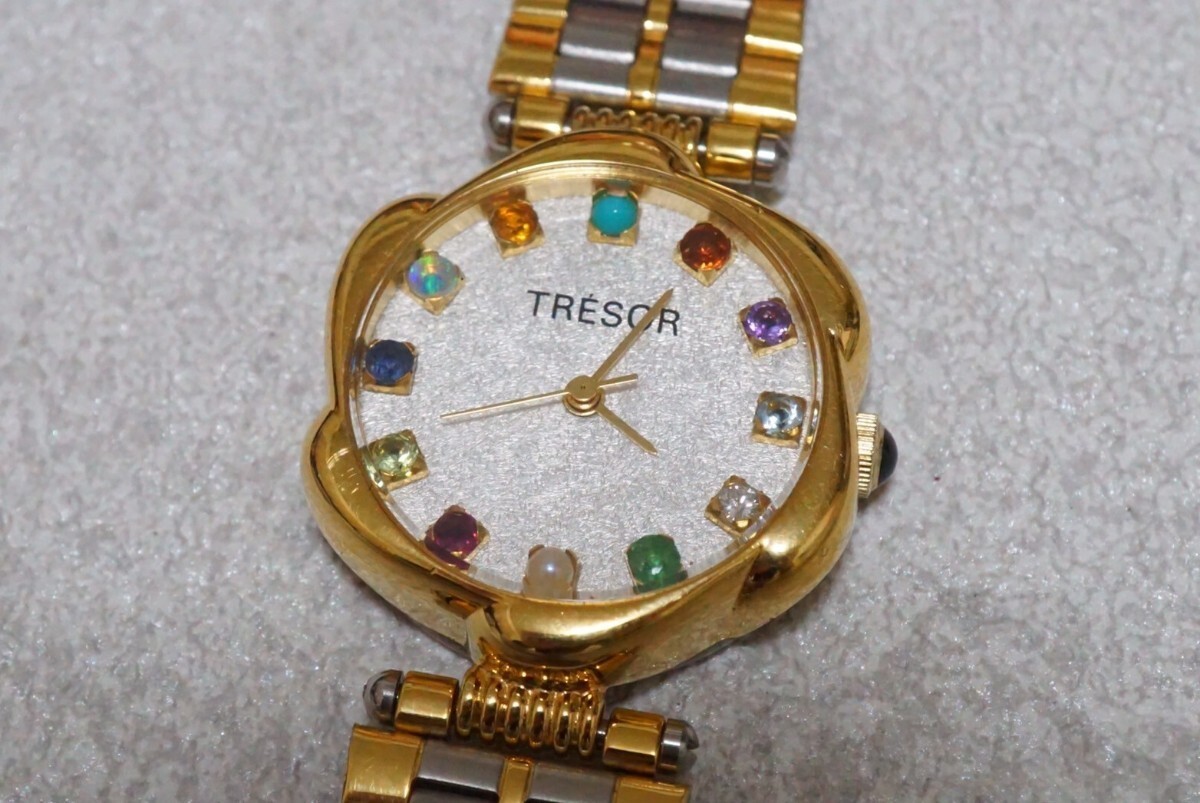 F371 TRESOR 12宝石 レディース ゴールドカラー 腕時計 クォーツ カラーストーン アクセサリー 不動品_画像1