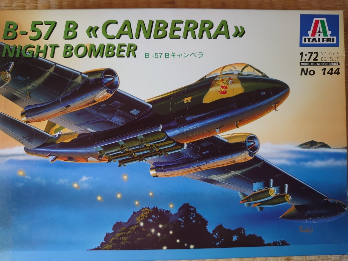 イタレリ 1/72 アメリカ空軍 爆撃機 マーチン B-57B キャンベラ_画像1