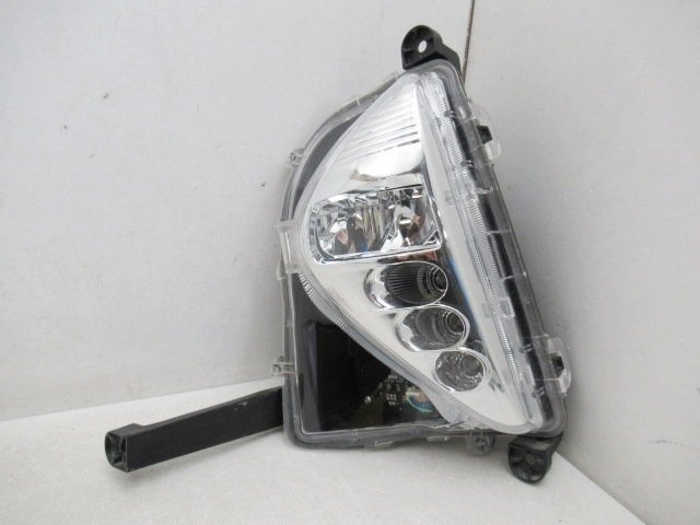 【良品】 トヨタ プリウス 50 ZVW50 純正 左 フォグ LED KOITO 47-83 (n093004)の画像1