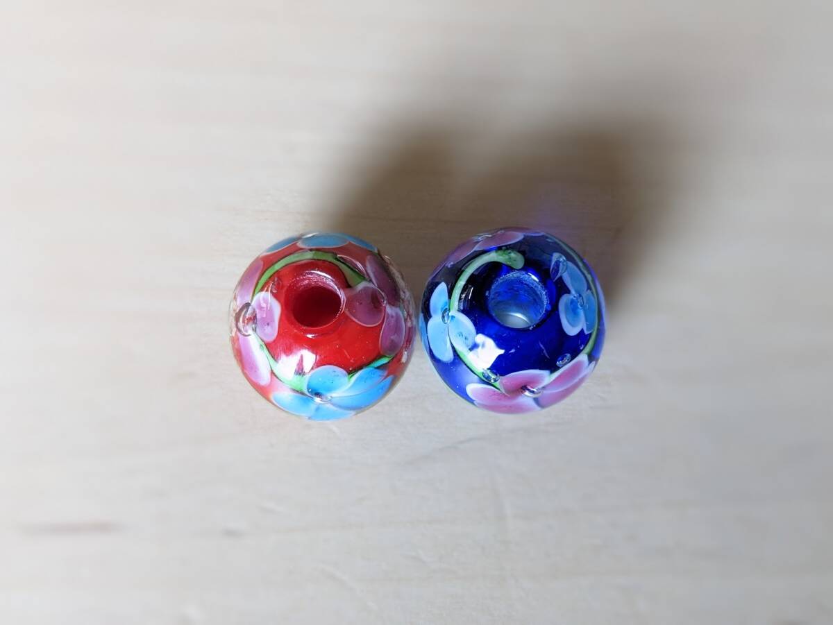 【赤色青色2個セット】とんぼ玉　大粒　18mm　トンボ玉 蜻蛉玉　浴衣　硝子　ガラス　簪　かんざし　帯留　香立て　赤　青　花柄