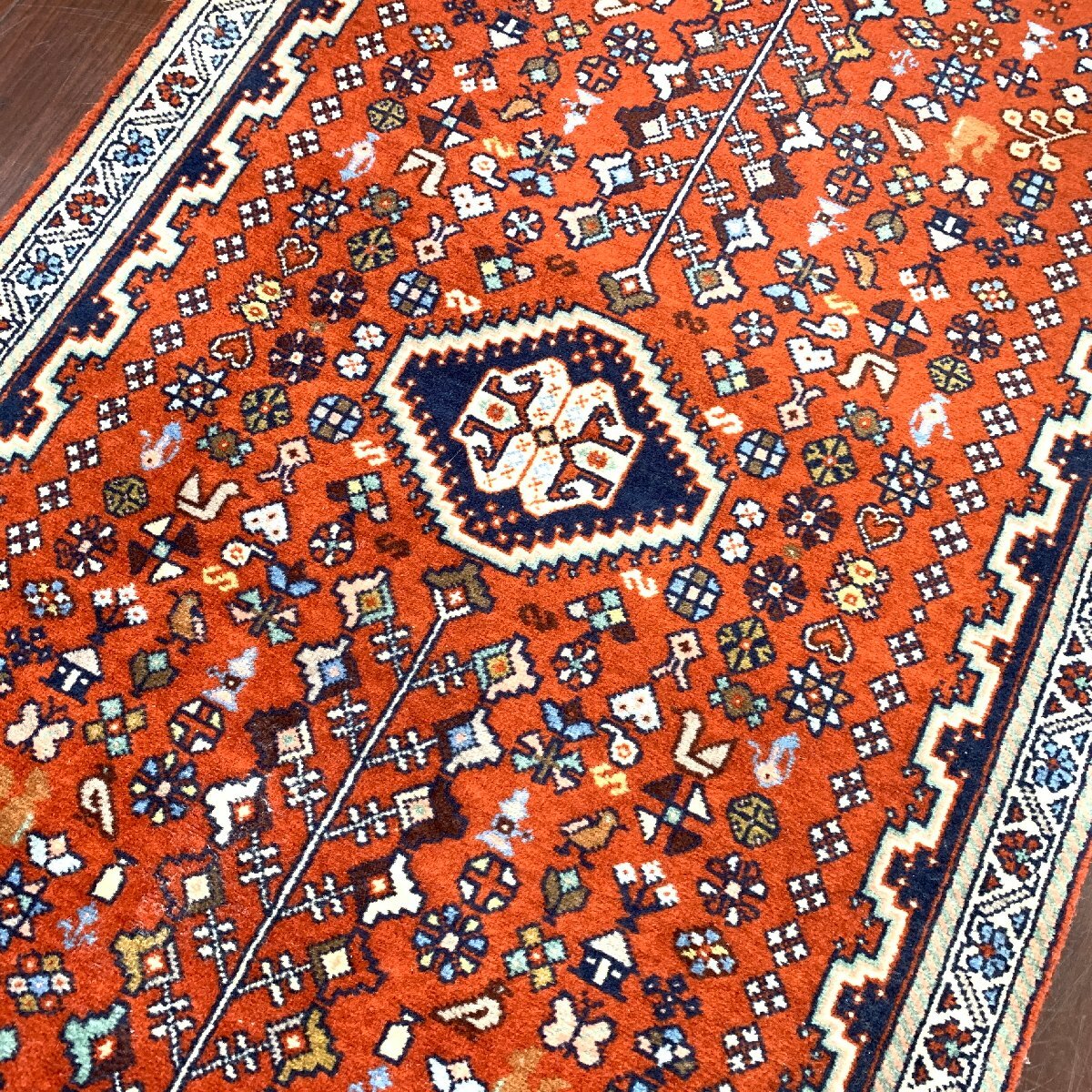 f001 O 高級ペルシャ絨毯 アバデ イラン産 ウール100% ギュル モチーフ カーペット サイズ約 148×63cm ABADEH IRAN 保証書付き_画像3