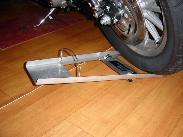 自宅の倉庫で便利なバイクリフターは皆が愛用!_テコの原理を活かしてるので簡単にスライド