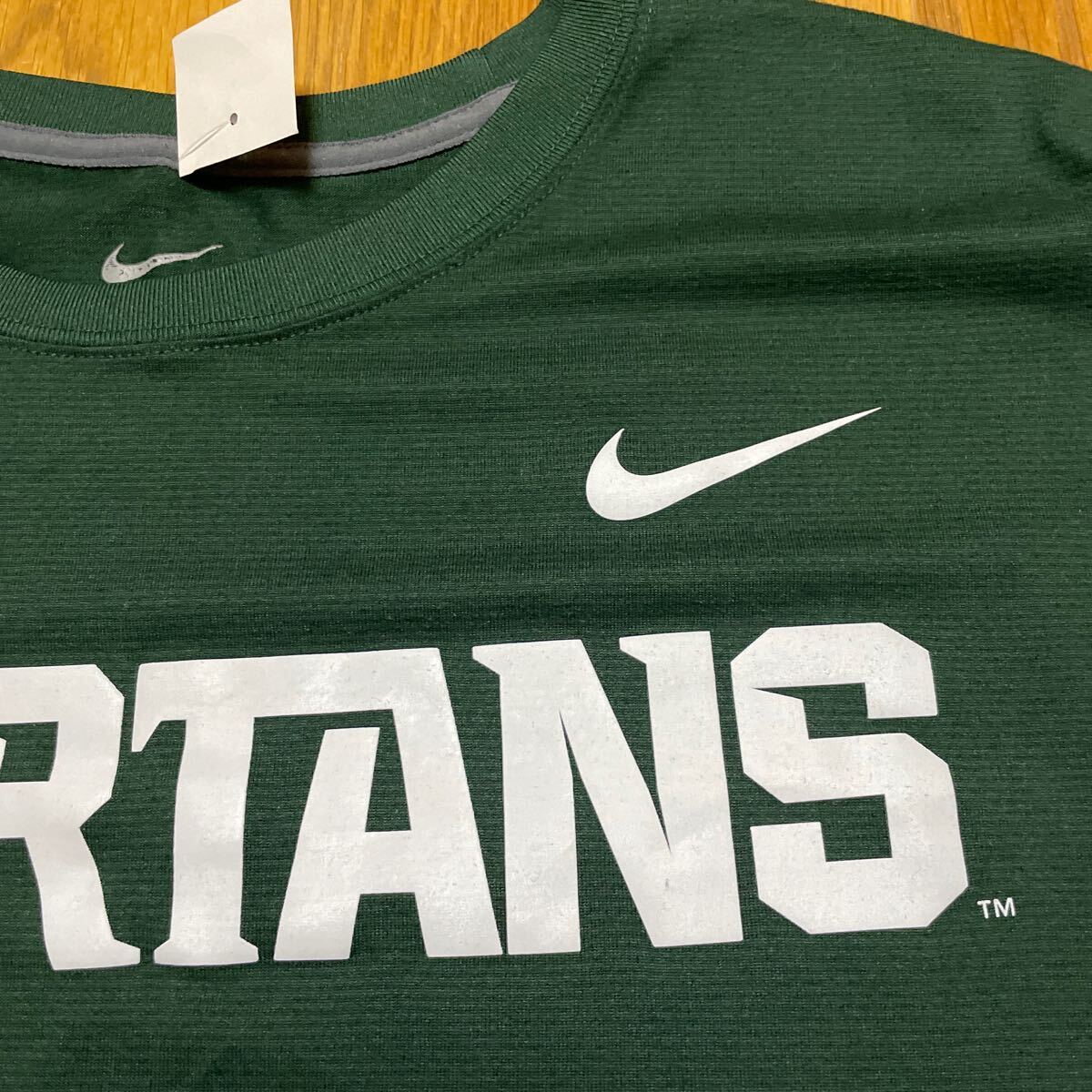 ナイキ メンズ Tシャツ 長袖 ロンT Michigan State Spartans Nike Velocity Legend Team Performance Long Sleeve T-Shirt - Green_画像4