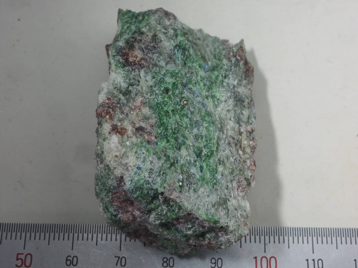 外国産鉱物　ノルウェーの苦礬柘榴石（＝パイロープ）赤茶色・クロム雲母 緑色_画像4