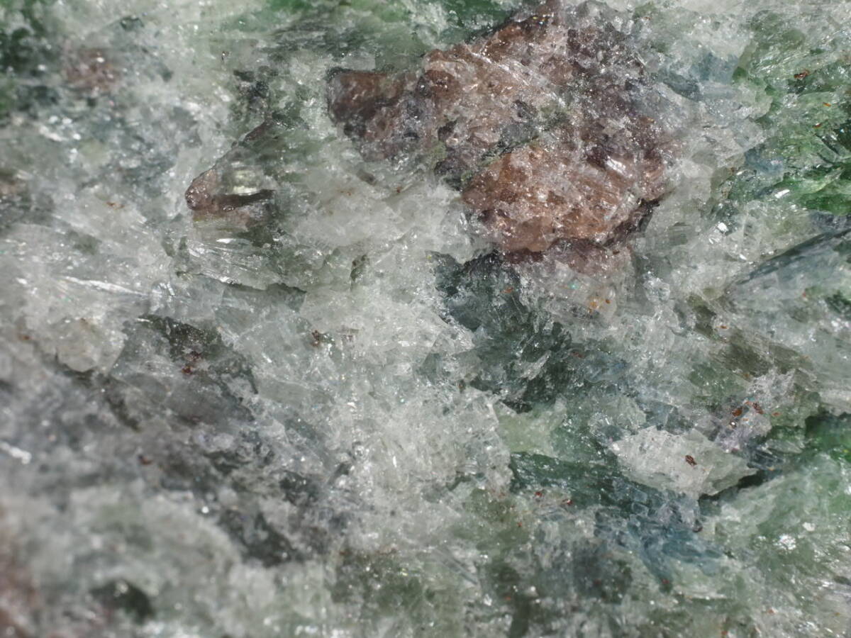 外国産鉱物　ノルウェーの苦礬柘榴石（＝パイロープ）赤茶色・クロム雲母 緑色_画像6