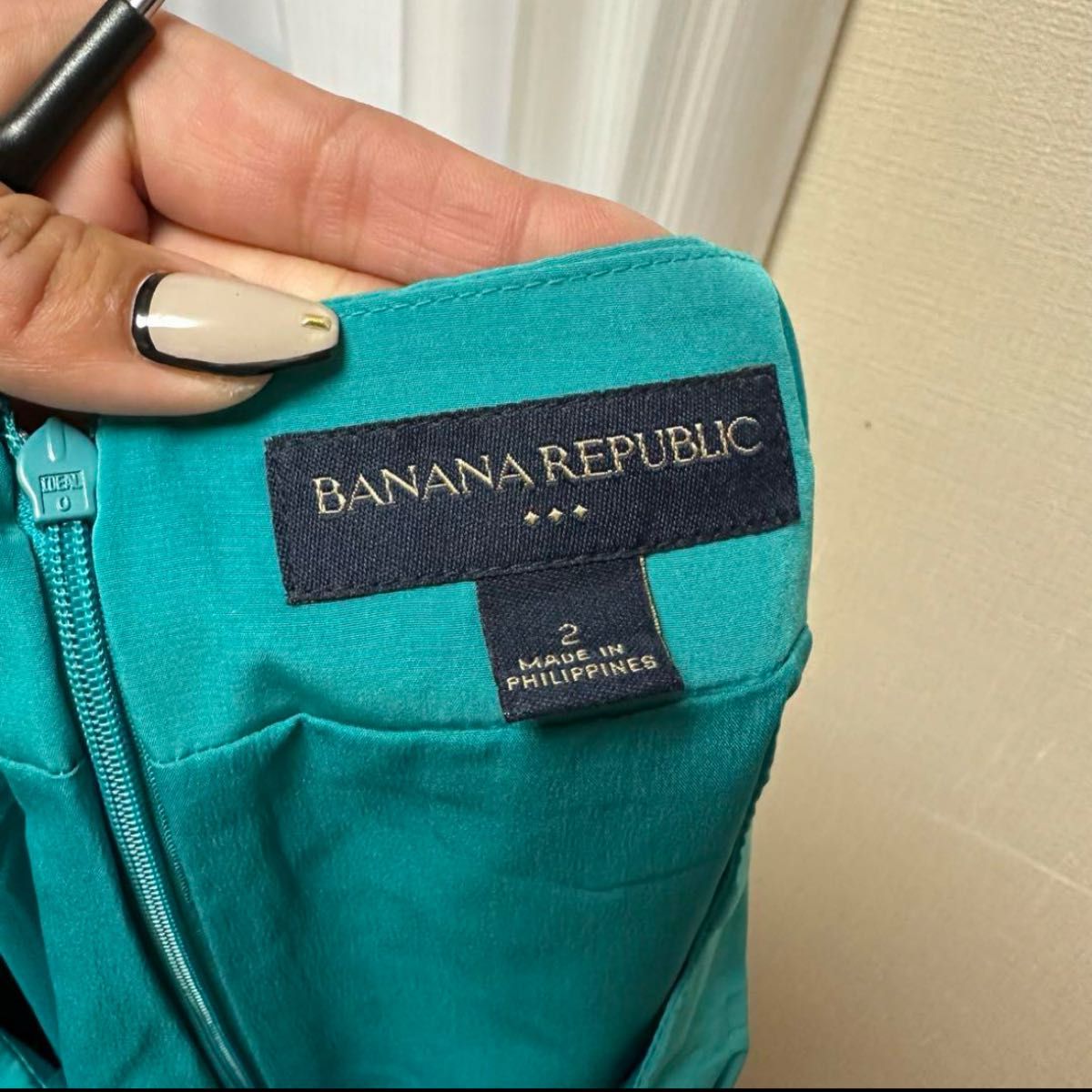 バナナリパブリック　banana repablic タグ付新品未使用品　ドレープ　スカート ひざ丈　サテン生地