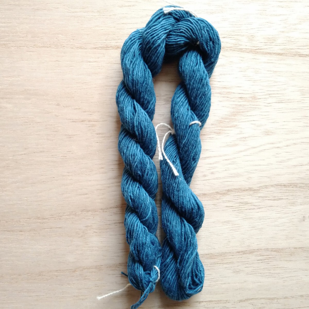 刺し子糸、編み物、織物にも♪草木染め糸　インド藍染め　綿　コットン　藍染め糸 やや濃い色_画像1