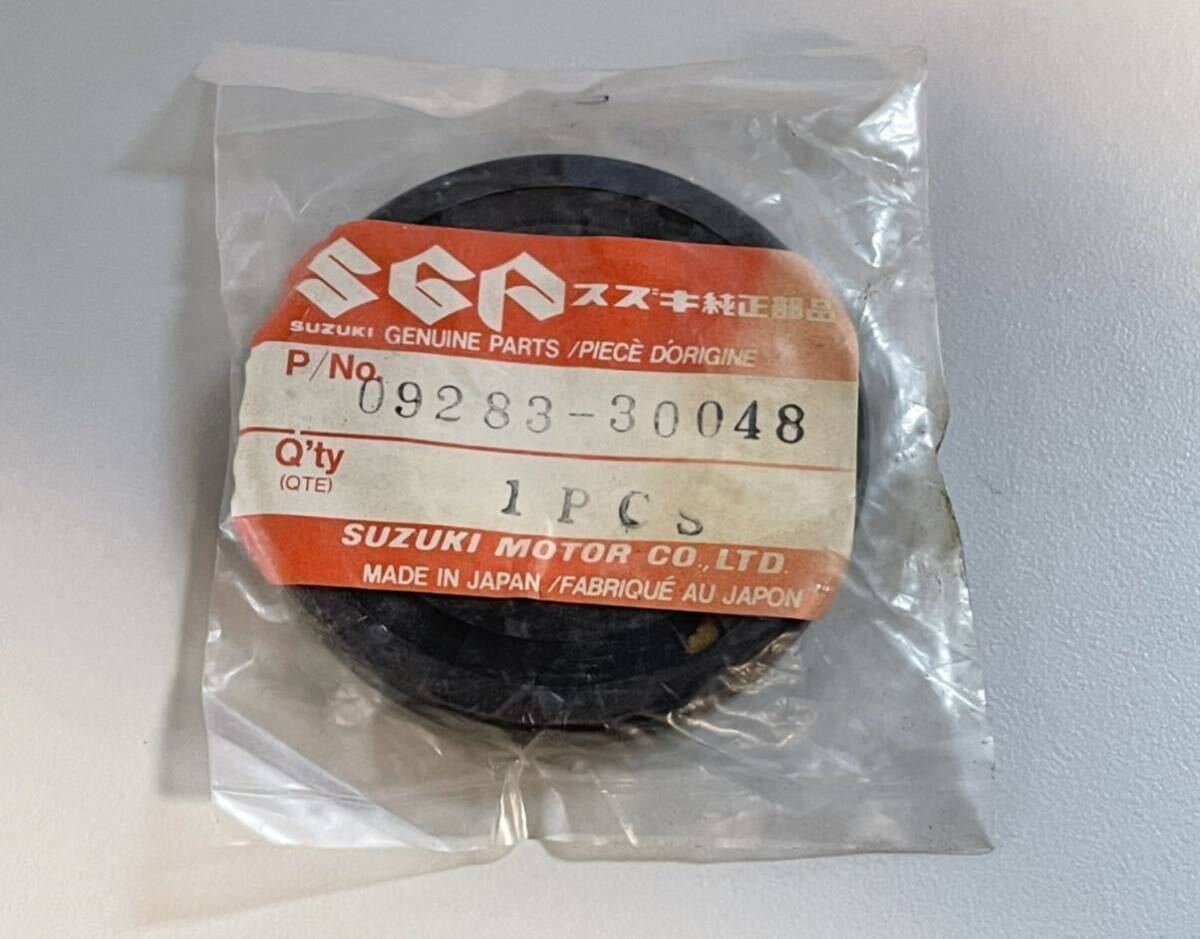 入手困難！廃盤新品! スズキ 純正 GSX750S1〜4、E4 クランクシャフトRHオイルシール_画像1