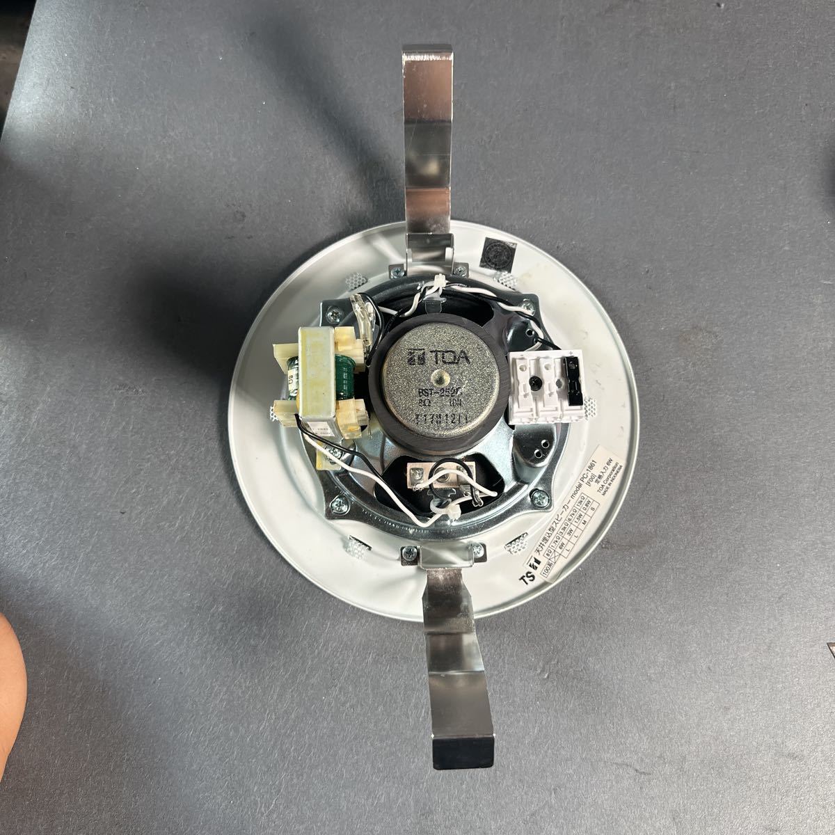 2FC21_6T」中古TOA PC-1861 天井埋込型スピーカーBGM用 金属製 2FC21_6T」中古TOA PC-1861 天井埋込型スピーカーBGM用 金属製