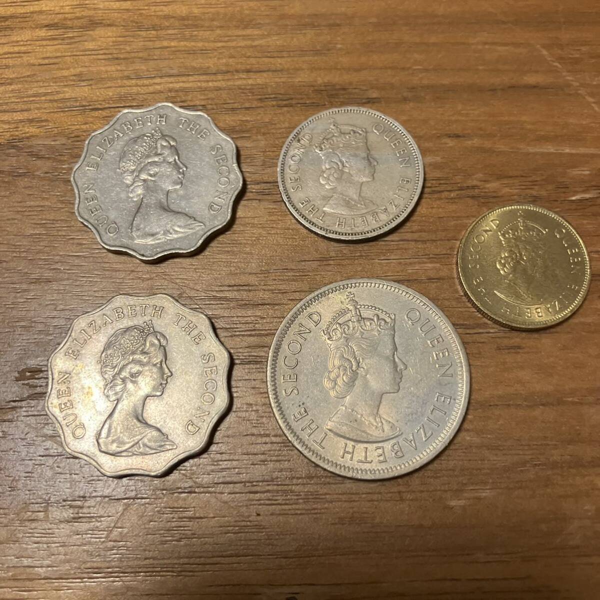 香港ドル 4枚 1967年 50セント 1974年 1ドル 1975年 2ドル×2枚 硬貨 エリザベスの画像2