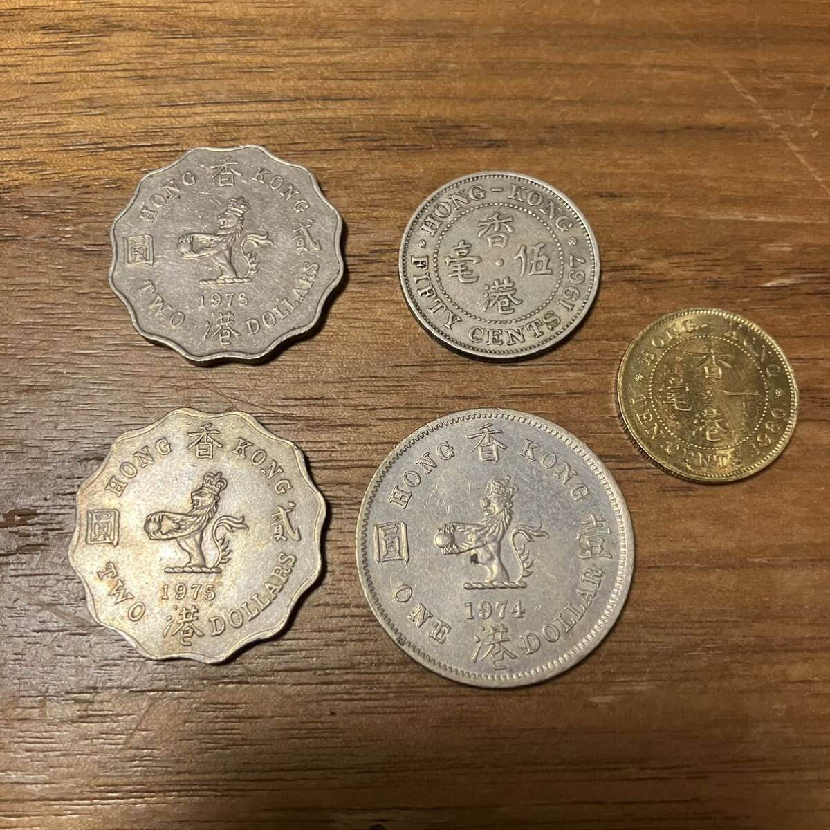 香港ドル 4枚 1967年 50セント 1974年 1ドル 1975年 2ドル×2枚 硬貨 エリザベスの画像1