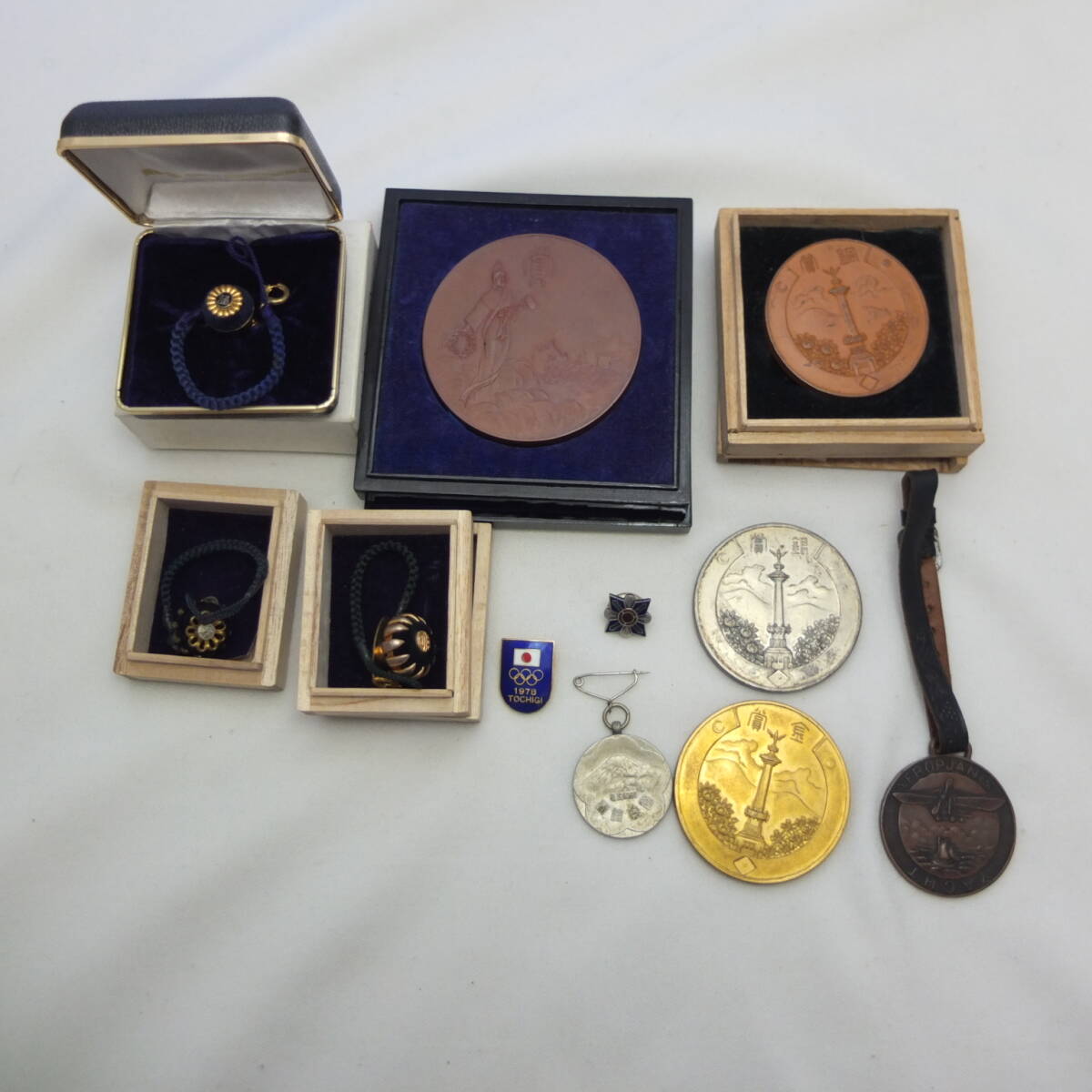 昔の議員バッジやメダルなど 大典記念京都博覧会メダル各種・国勢調査・議員章などの画像1