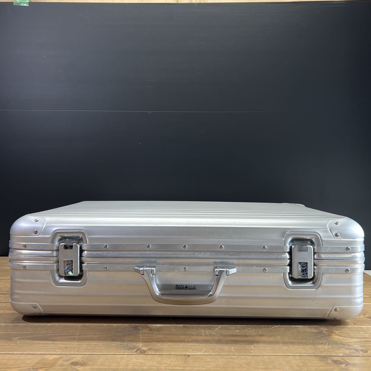 リモワ RIMOWA 青ロゴ アタッシュケース キャリーケース スーツケース アルミニウム Rimowa シルバー色 外寸W69 H46 D19 _画像5