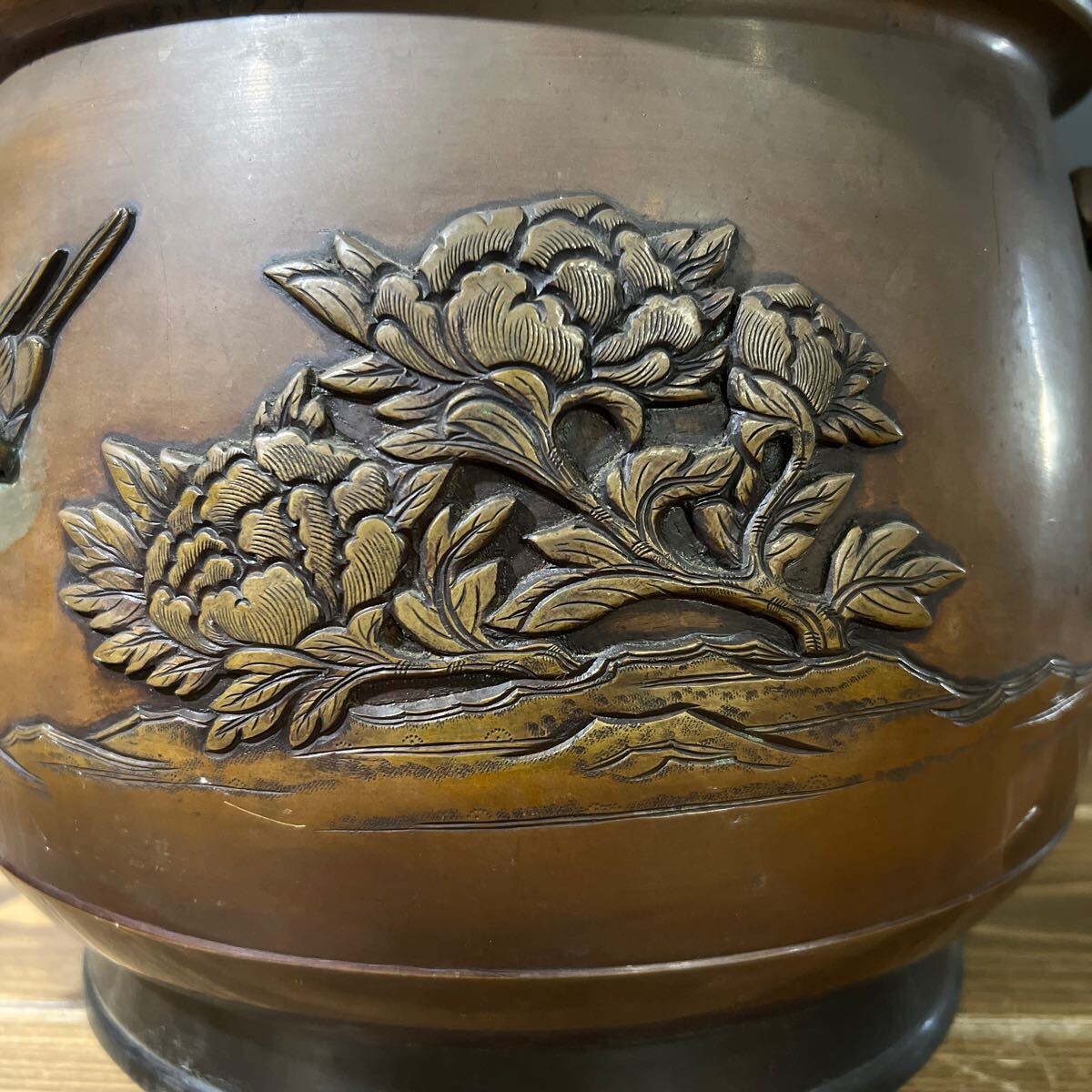 火鉢 時代 銅器 茶道具 中国美術 古銅 瓶掛 花鳥図 牡丹 菊 鳥 重さ3.85Kg_画像3