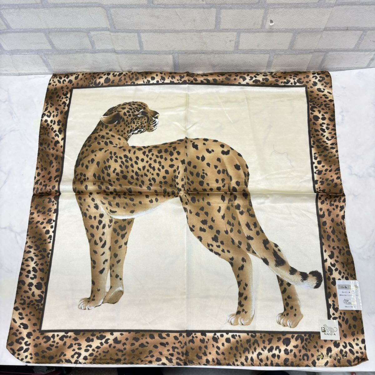 新品 クリッツィア KRIZIA 大判ハンカチ シルクコットン 絹48% 綿52% ハンカチーフ 58cm×58cm 綿100％ 豹柄 レオパード スカーフの画像4