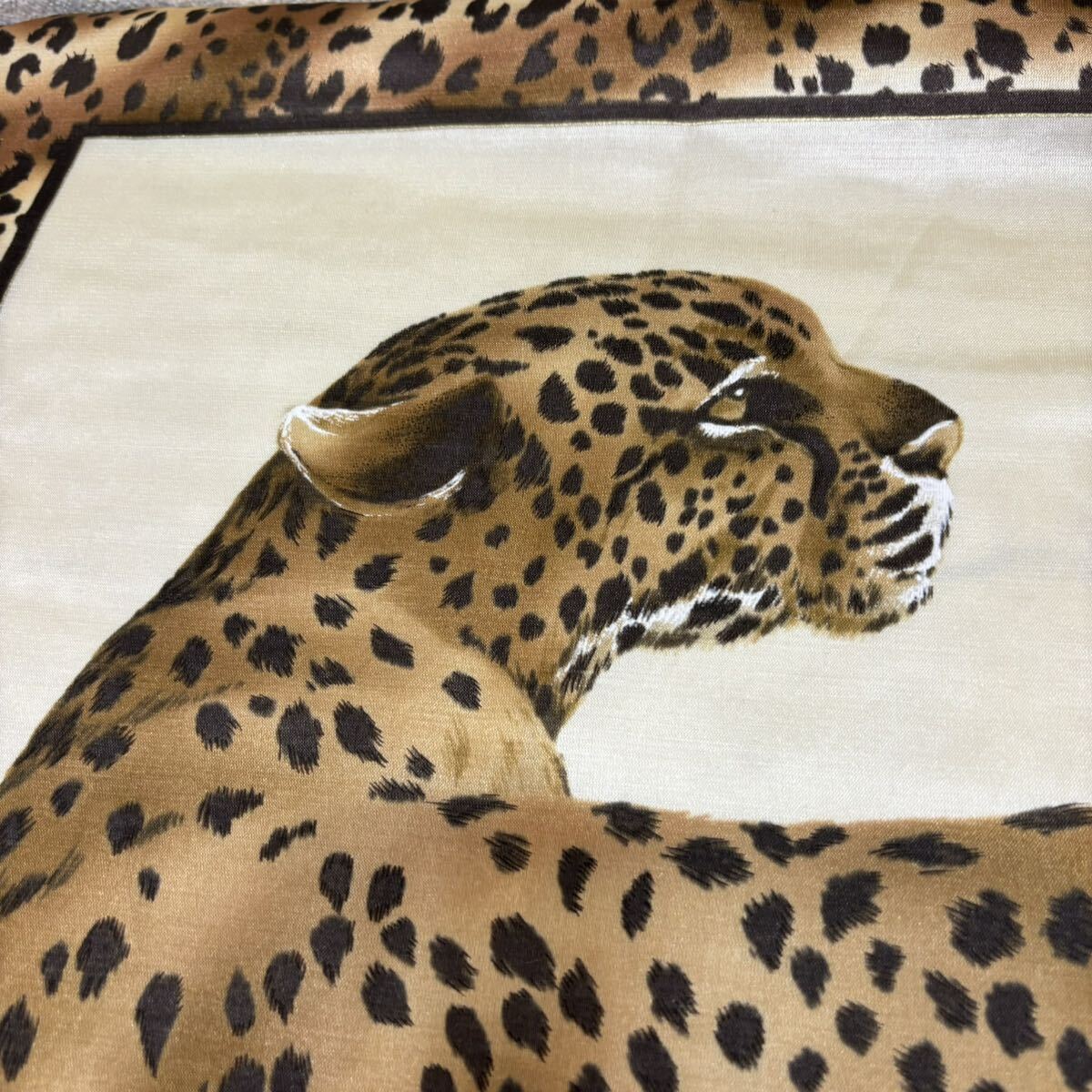 新品 クリッツィア KRIZIA 大判ハンカチ シルクコットン 絹48% 綿52% ハンカチーフ 58cm×58cm 綿100％ 豹柄 レオパード スカーフの画像6