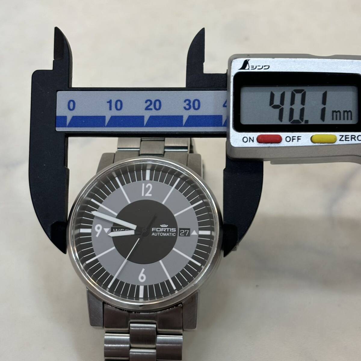 極美品 希少 FORTIS フォルティス スペースマティック デイデイト 黒 ブラック 623.10.158 自動巻き メンズ 腕時計 オートマティック_画像8