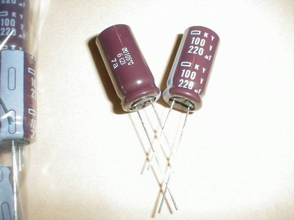 日本ケミコン　高性能・電解コンデンサー　100V　220μF　4個_寸法：直径１２．５×高２５ｍｍ