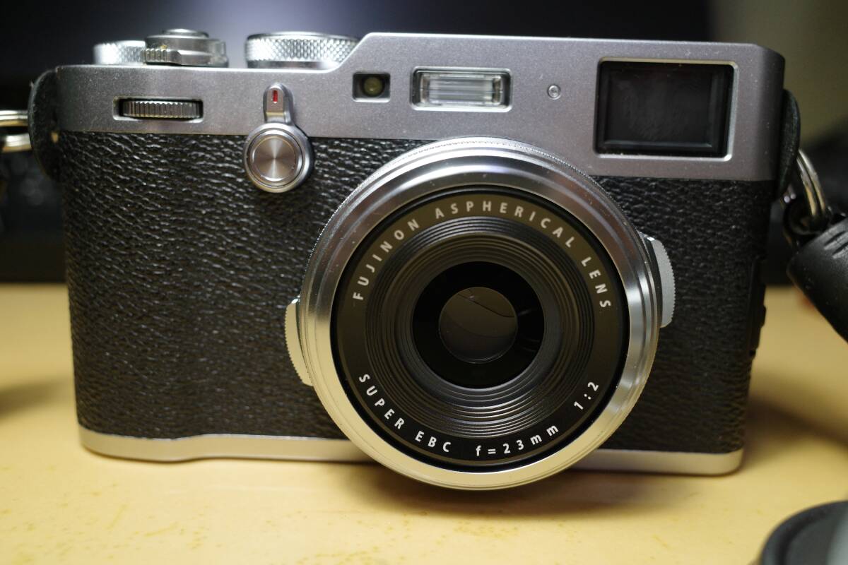 【奇跡の300ショット】FUJIFILM デジタルカメラ X100F シルバー_画像1