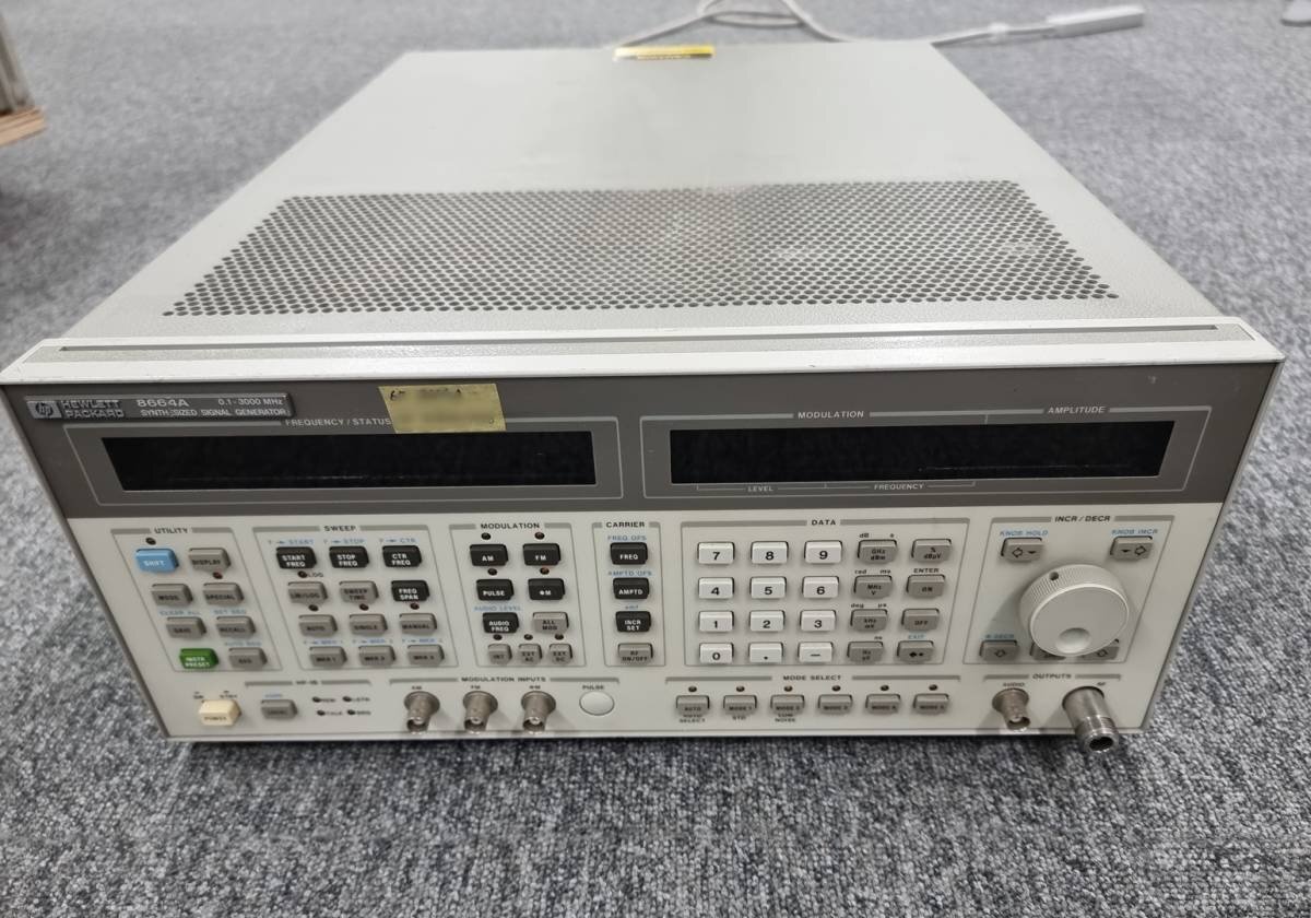 HP 8664A SYNTHESIZED SIGNAL GENERATOR 0.1-3000MHz シンセサイズドシグナルジェネレータ [1028]_画像1