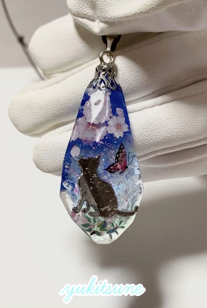 【No.140】ハンドメイド 猫と桜 ネックレス ペンダント レジン アクセサリー 雪狐レジン