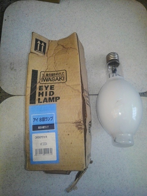 2【本030720-2有】アイ水銀灯 岩崎電気　未使用　高圧水銀ランプ　形状一般形　HF300X　電球