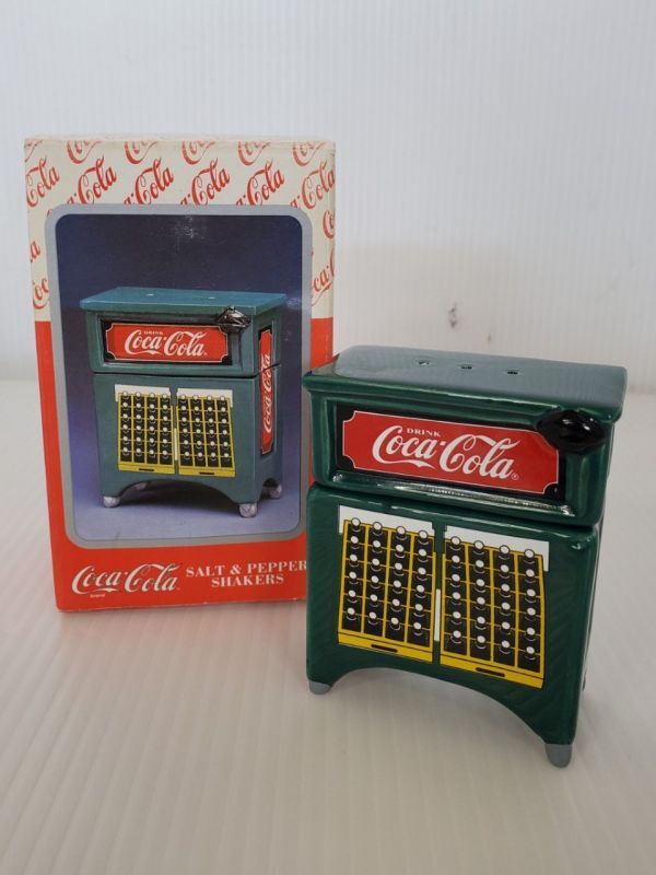 SE2844-0321-105 【中古】 Coca-Cola SALT & PEPPER SHAKERS コカ・コーラ ソルト & ペッパー シェイカー セット 1997 陶器製_画像1