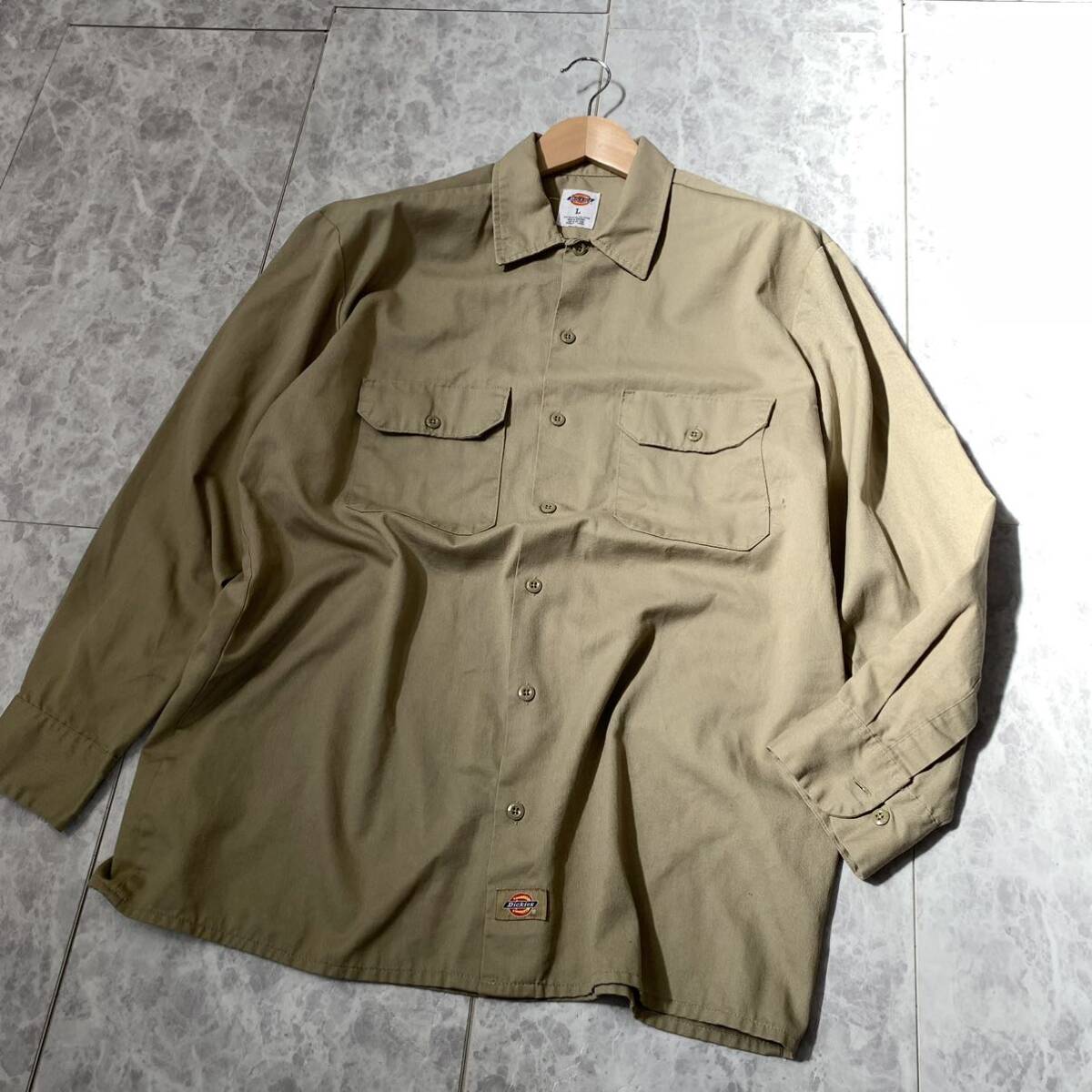 MM ▼ 都会のカジュアルウェア '着心地抜群' Dickies ディッキーズ ロゴパッチ コットン 長袖 ボタン ワークシャツ size:L メンズ beige_画像1