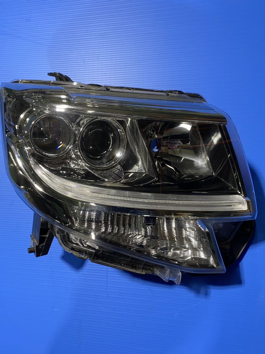 ダイハツ　タントカスタム LA600S 右ヘッドライト ヘッドランプ LED_画像1