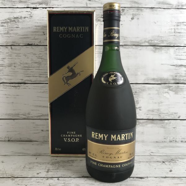 8.11 未開栓 REMY MARTIN COGNAC 700ml 40% V.S.O.P. レミーマルタン コニャック お酒 洋酒 ブランデー 1000-_画像1