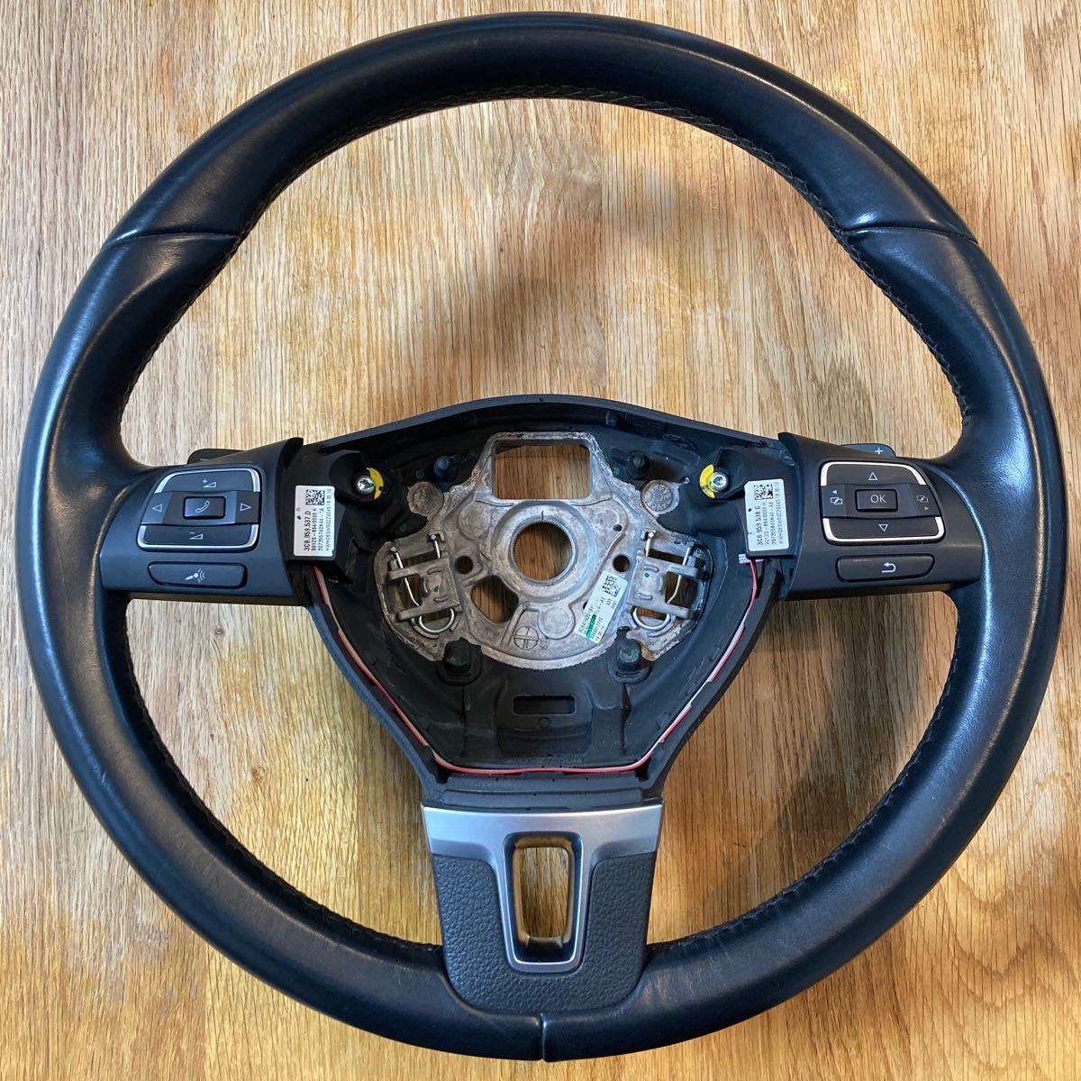 VW Volkswagen GOLF Steering wheel フォルクスワーゲン ゴルフ6 TSI 純正 レザーステアリング 左右スイッチ パドルシフト 通電未確認_画像1