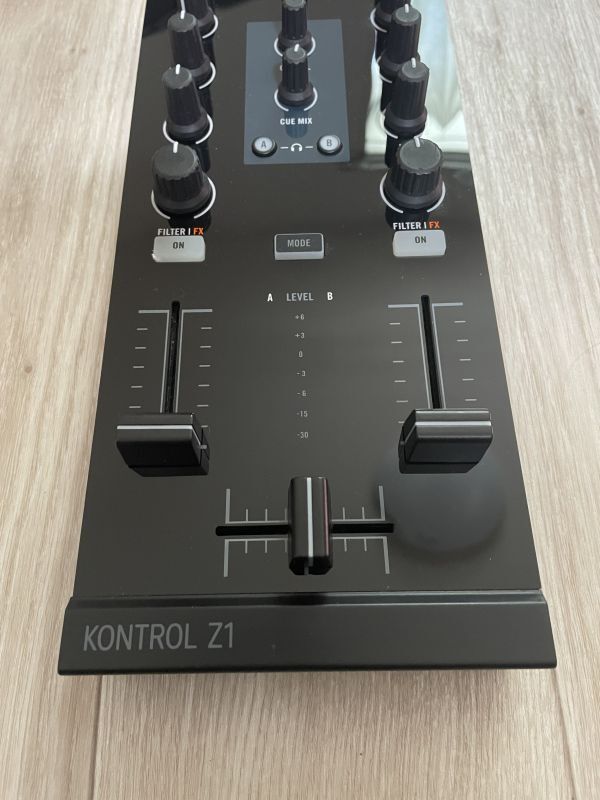 【1円スタート】ジャンク Native Instruments NI TRAKTOR KONTROL Z1 DJミキサー コントローラー 音楽 機材の画像3