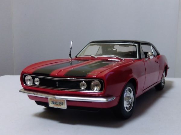 * Chevrolet Camaro Z/28 1/18 Maisto *