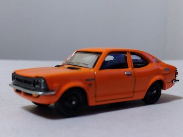 * Toyota Corolla Levin (TE27) 1/64 Konami *