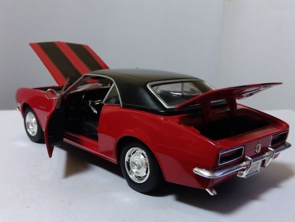 * Chevrolet Camaro Z/28 1/18 Maisto *