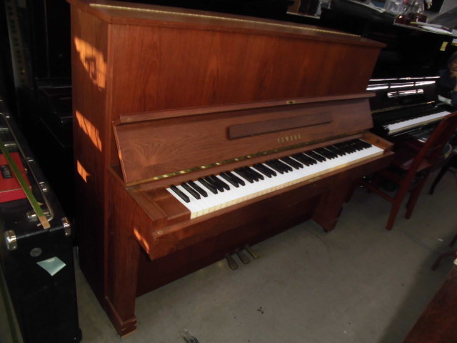 ヤマハピアノ W103 アメリカンチーク 半艶消し仕上げ 木目を生かしたインテリァピアノです。