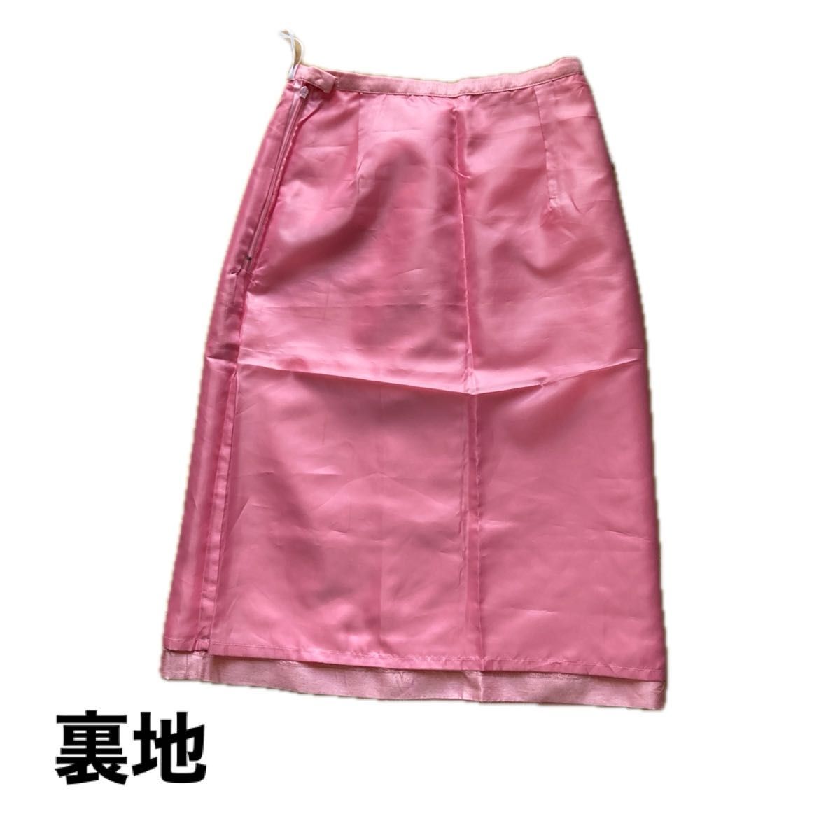 春色ピンクのスカート　タイト　裾にビーズ　ru 丸井　美品　膝丈　薄手　光沢有る生地