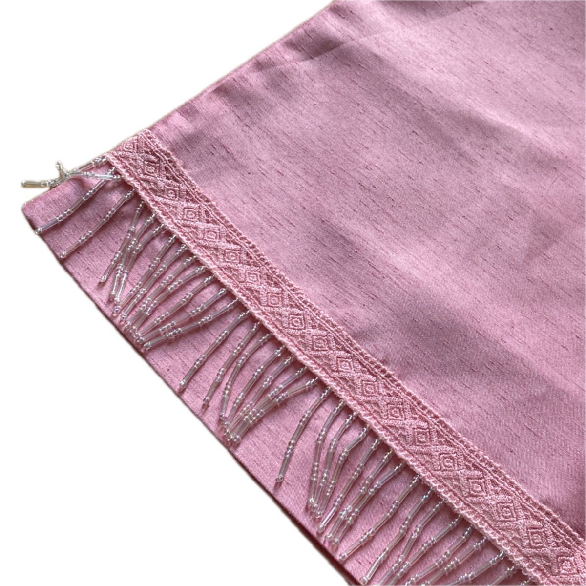 春色ピンクのスカート　タイト　裾にビーズ　ru 丸井　美品　膝丈　薄手　光沢有る生地