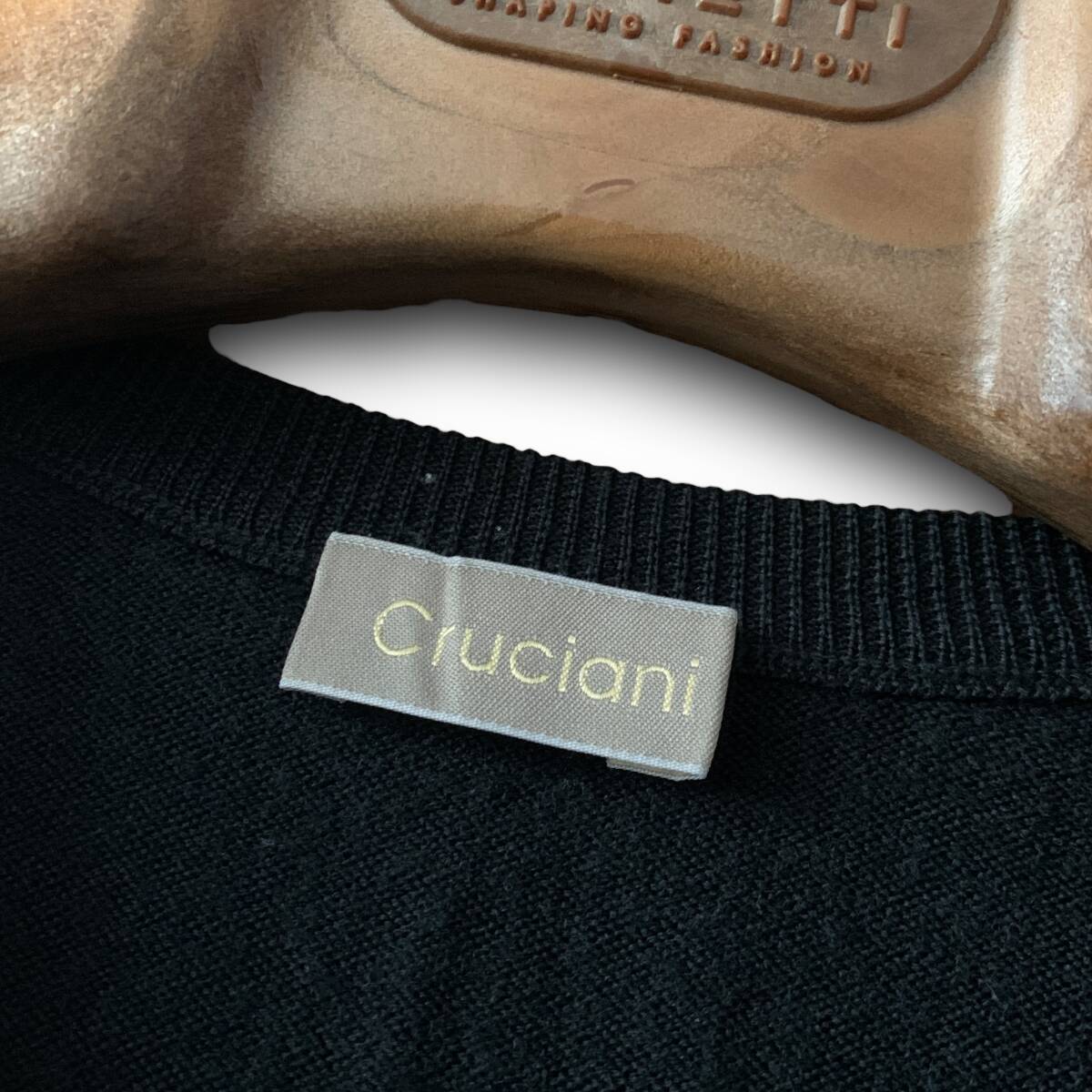 AA18 極美品 春ニット 定価8万 L前後 48『クルチアーニ cruciani』最高級 上質なニット素材 薄手 ニット セーター カットソー 黒 ブラックの画像5