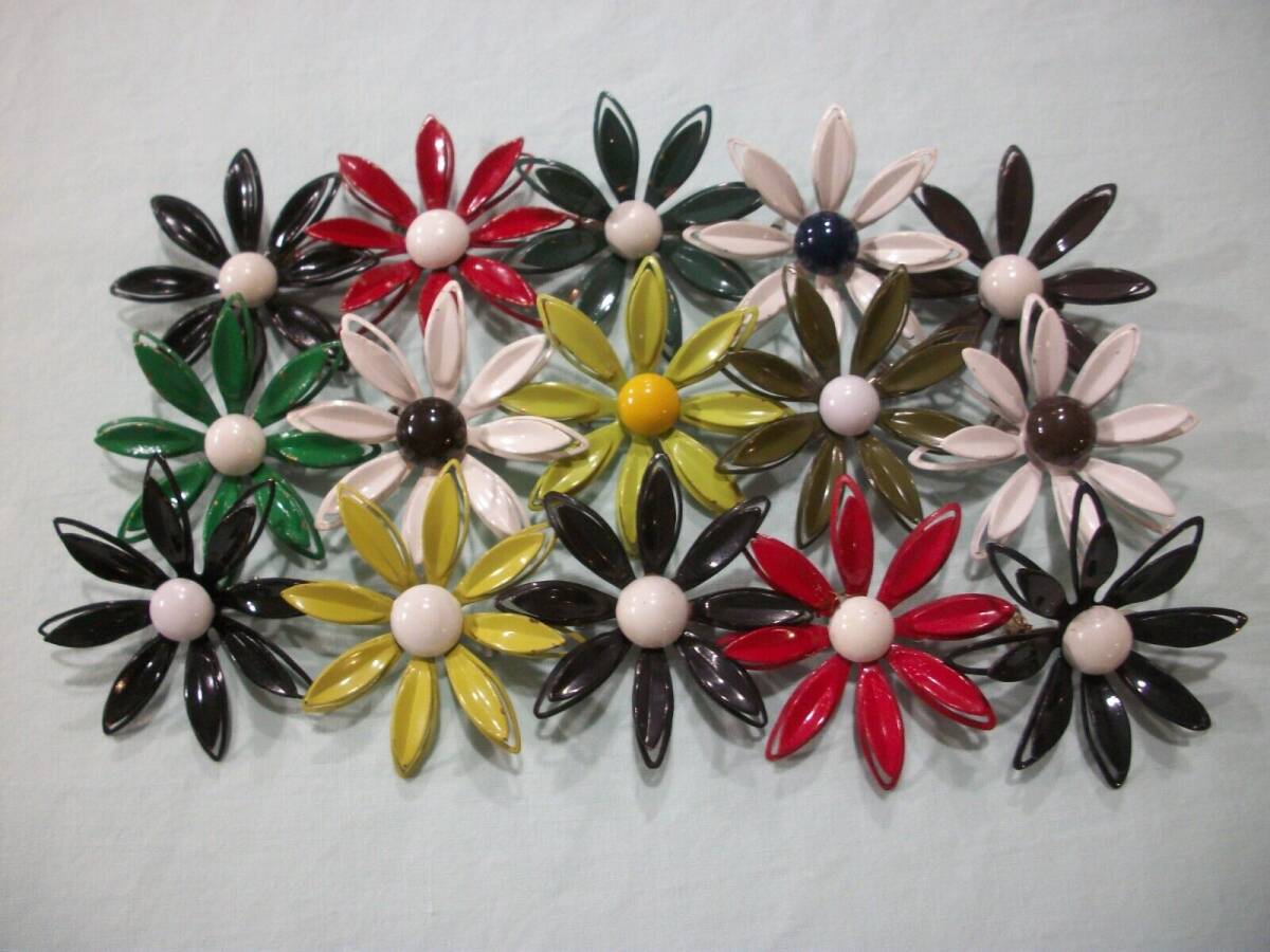 ViNTaGE 15 PiEcE MeTaL ENaMeL DAiSy (ART/CRAFTING) ReD/WHiTe/BLaCK/GReeN PiN LoT 海外 即決