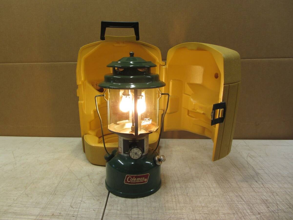 COLEMAN TWO BURNER LANTERN GREEN MODEL 220K 8-82 W/ YELLOW CLAMSHELL CASE 1/83 海外 即決