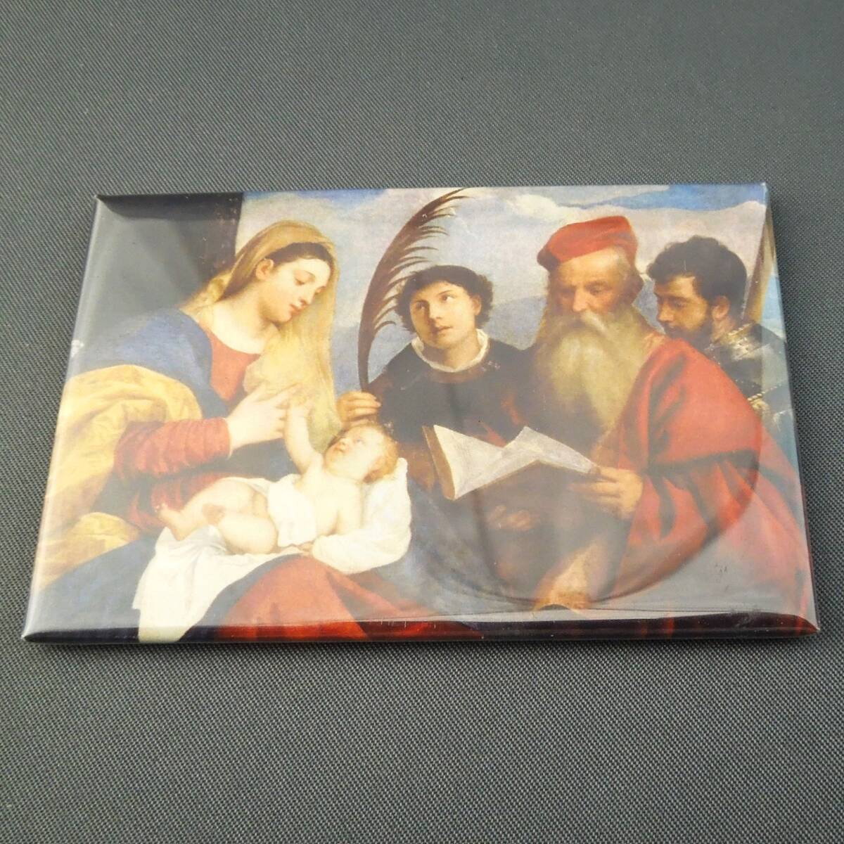 美術館グッズ マグネット 聖母子と聖ステバノ、聖ヒエロニムス、聖マウリティウス〈部分〉（ティツィアーノ・ヴェチェッリオ）の画像1