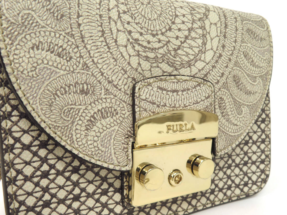 16500 美品 FURLA フルラ メトロポリス ペイズリー レース柄 ロゴ G金具 チェーン ショルダーバッグ 斜め掛け 鞄 グレージュ イタリア製_画像2