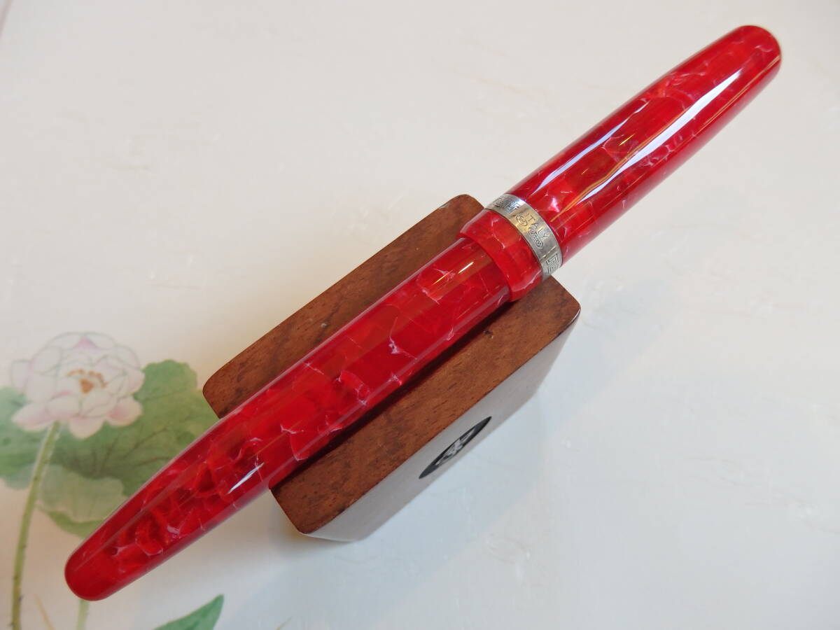 *[ unused . close ] Montegrappa Elmo Elmo red marble fountain pen pen .:18K750 solid Gold M