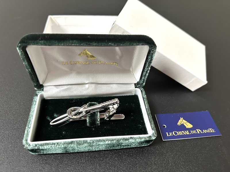 【美品】競馬グッズ ネクタイバー 鞭と蹄鉄 ターフィーショップ購入 試着のみ タイクリップ アクセサリー【送料無料！】の画像1