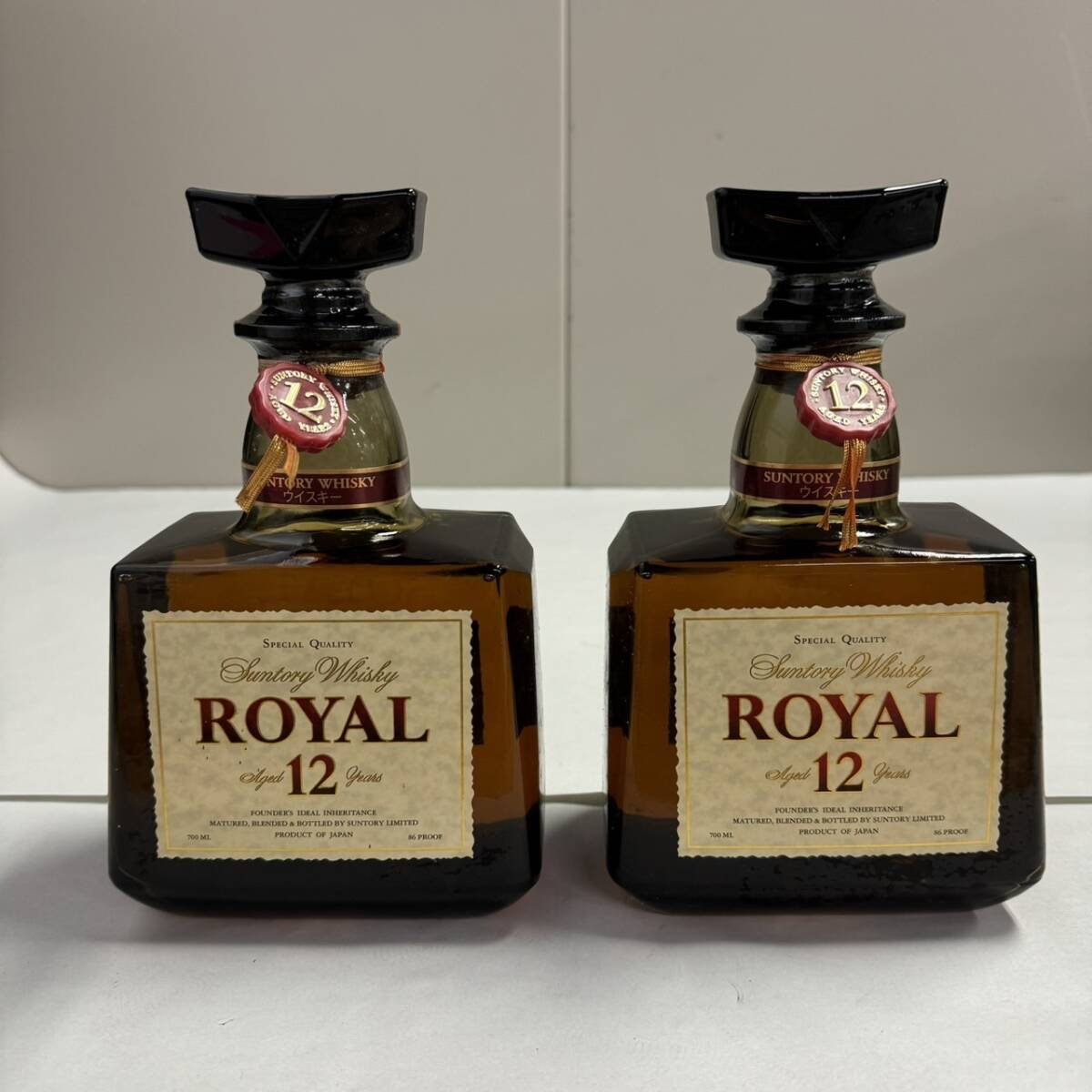 B857(035)-119/TM6000　【千葉県内のみ発送】酒　２本まとめ　SUNTORY WHISKY　ROYAL AGED 12 YEARS　ウイスキー ローヤル 12年　43％700ml_画像1