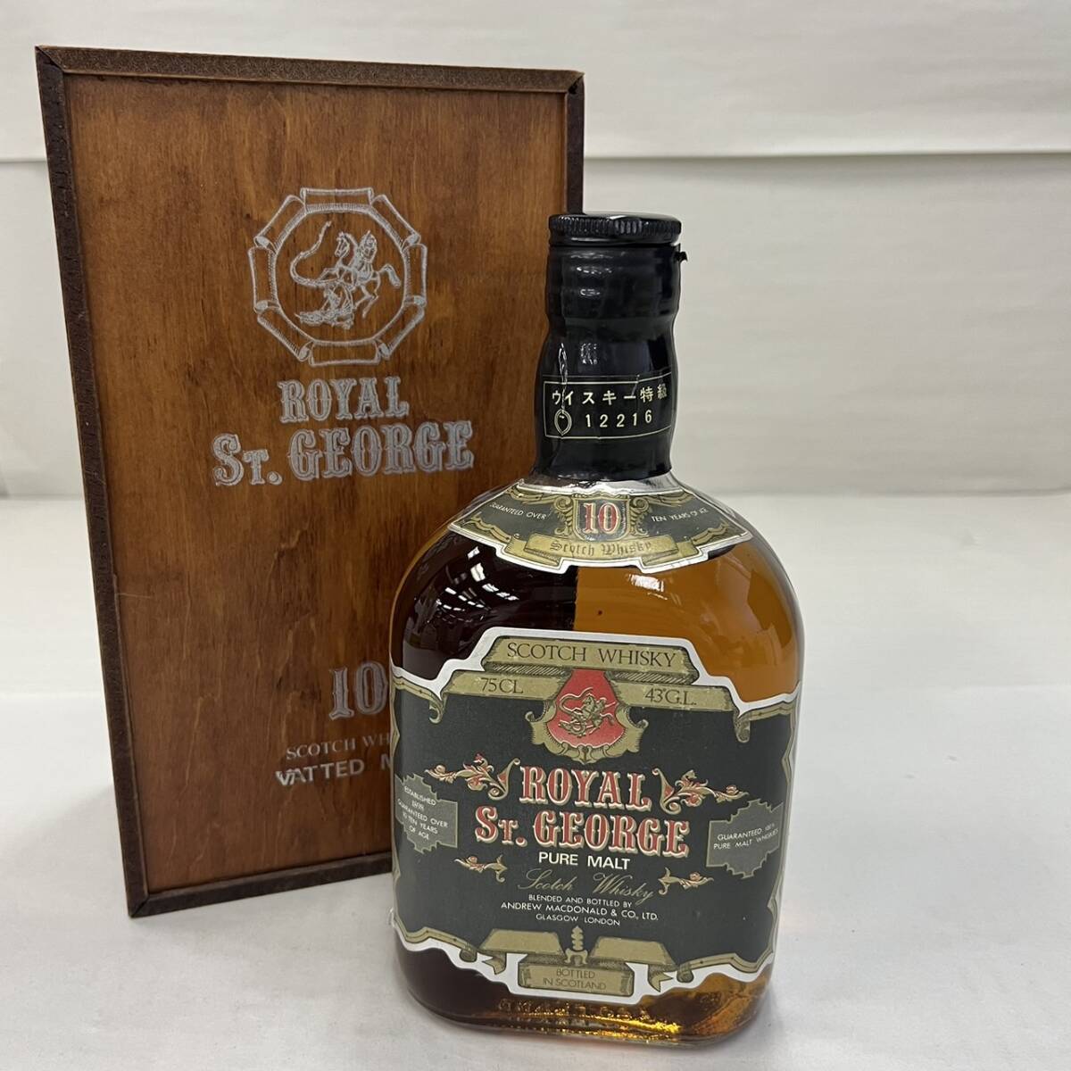 S2314(035)-401/TH3000　酒　ROYAL St. GEORGE　10年　ロイヤルセントジョージ　PURE MALT　 SCOTCH WHISKY 　43% 750ml　木箱付き_画像1