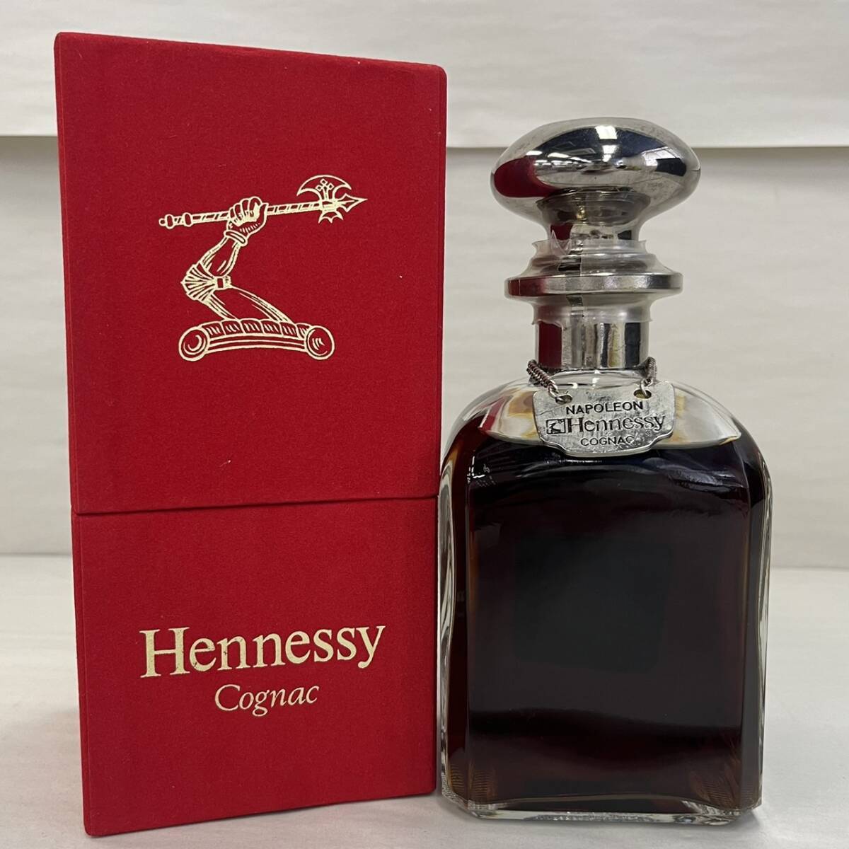 S2314(035)-405/TH10000　酒　Hennessy　Cognac　NAPOLEON　ヘネシー　コニャック　ナポレオン　シルバートップ　40% 700ml　箱付き_画像1